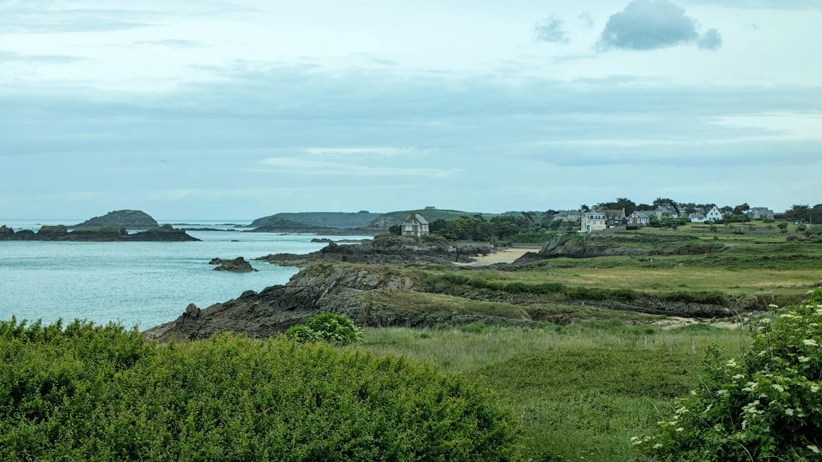 Remparts et plages de Saint-Malo à marée basse