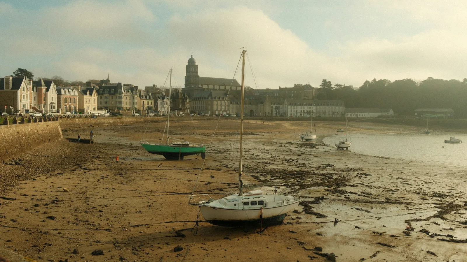 Port breton et bateaux amarrés au bord de l'eau