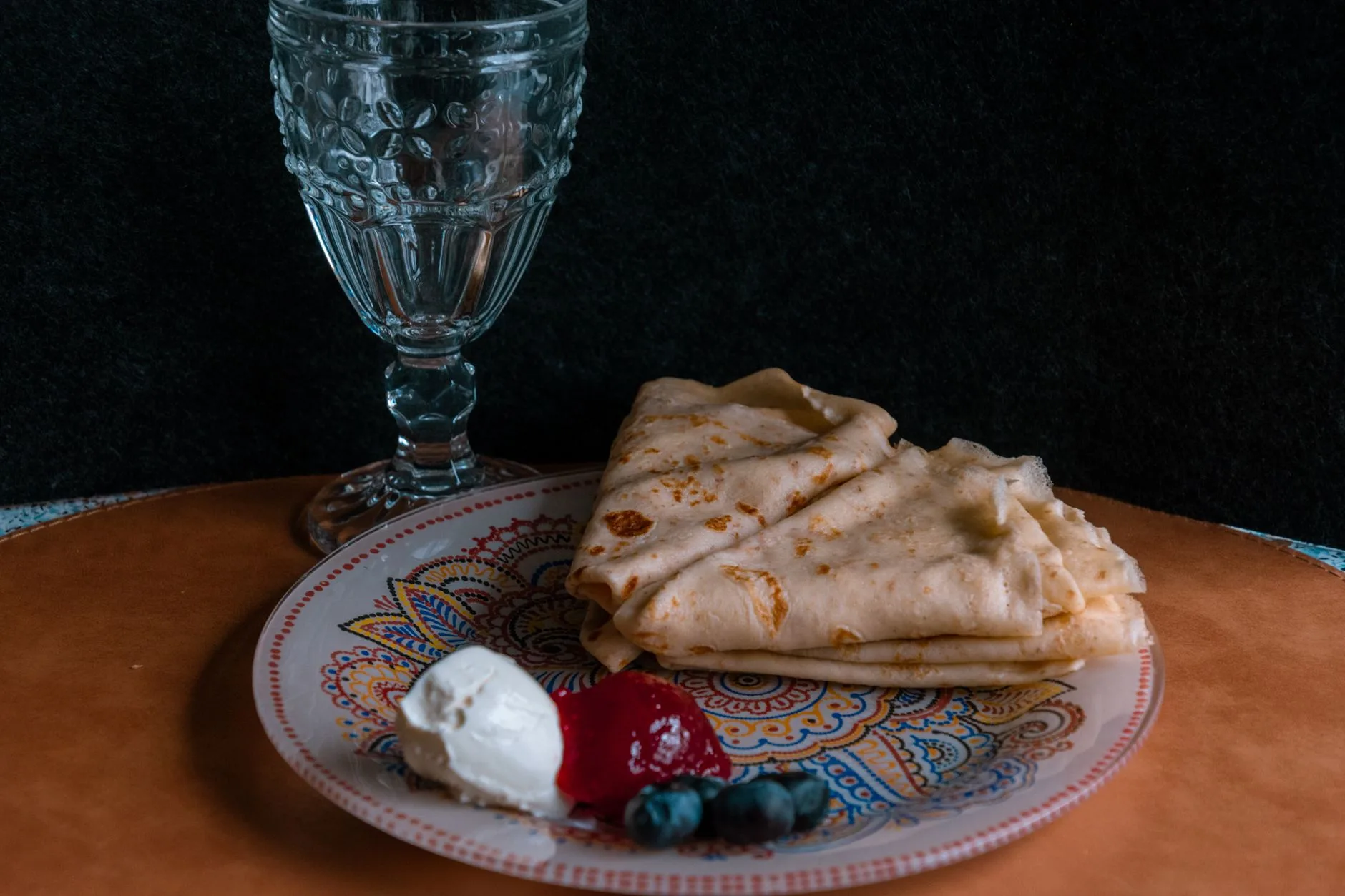 Galette de blé noir garnie servie en crêperie bretonne