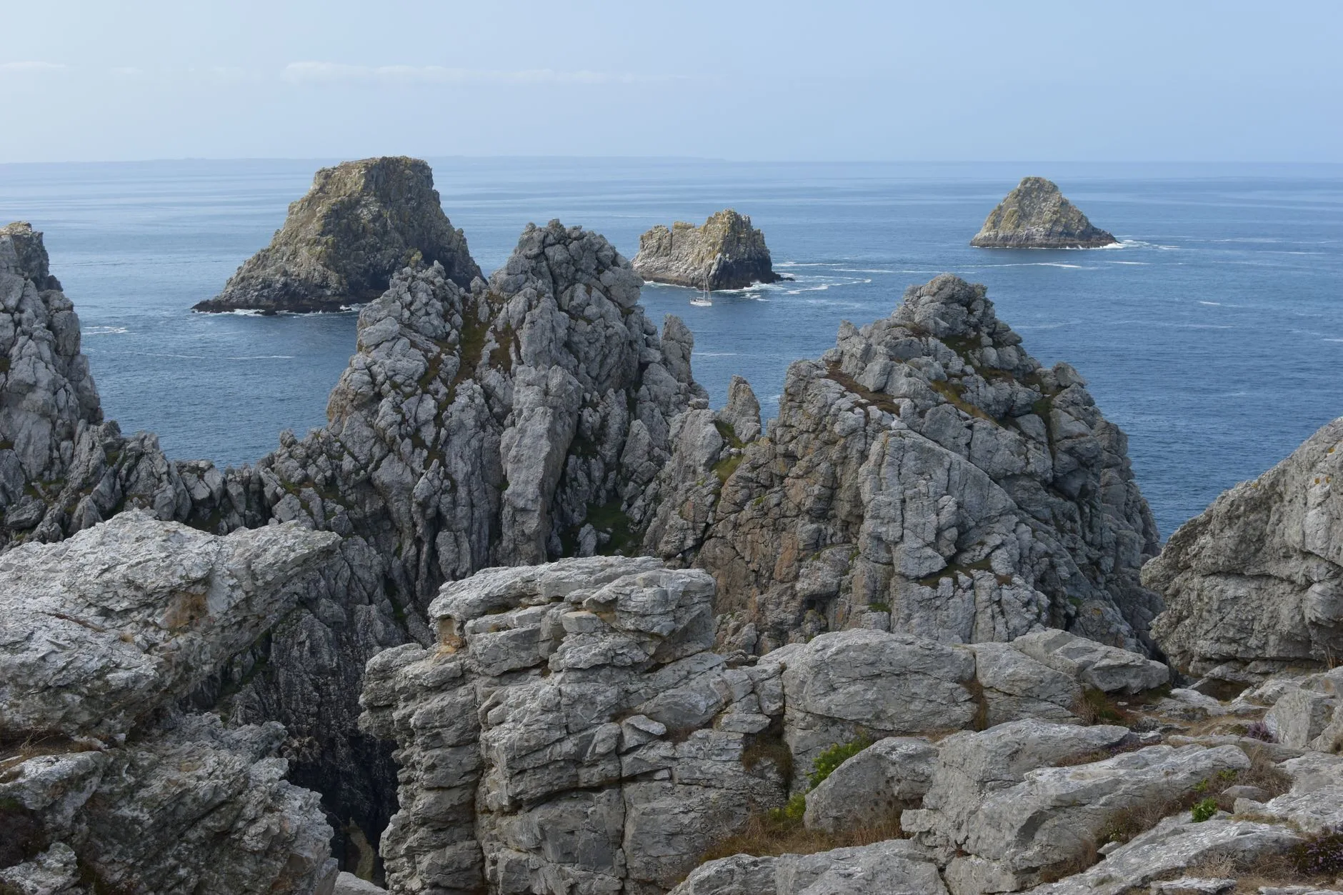 Sentier côtier du GR34 longeant les falaises et la mer en Bretagne