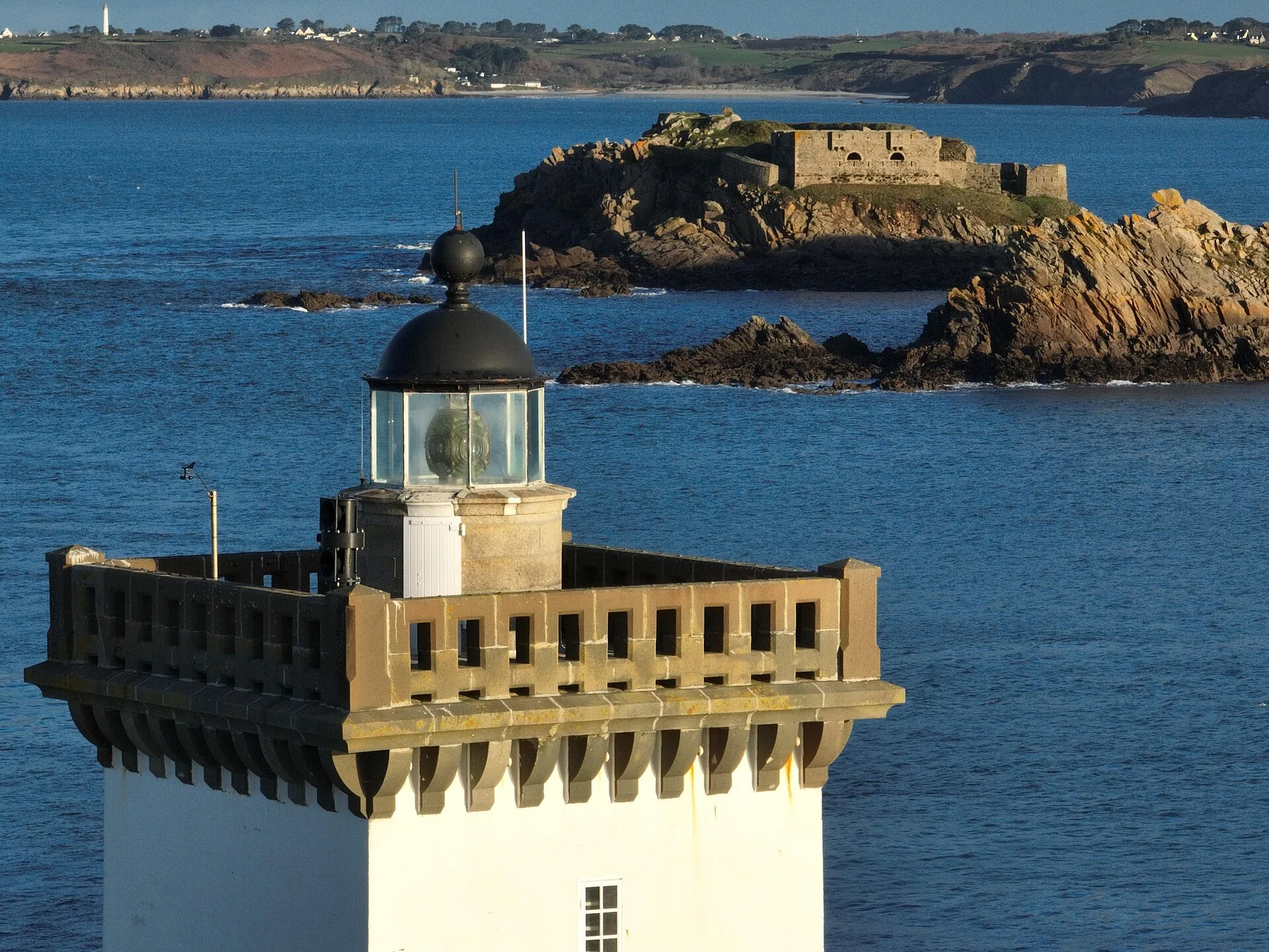 Côte bretonne et phare au bord de la mer