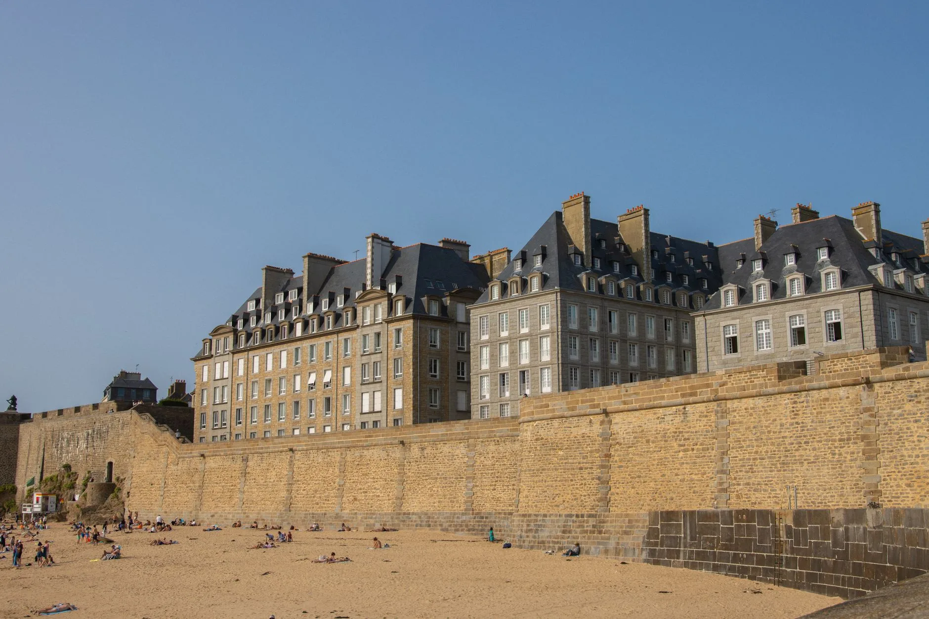 Maisons en pierre au bord de l'eau dans un port breton
