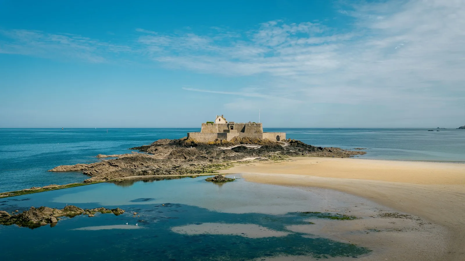 Grand Bé, Fort National et les îlots à marée basse