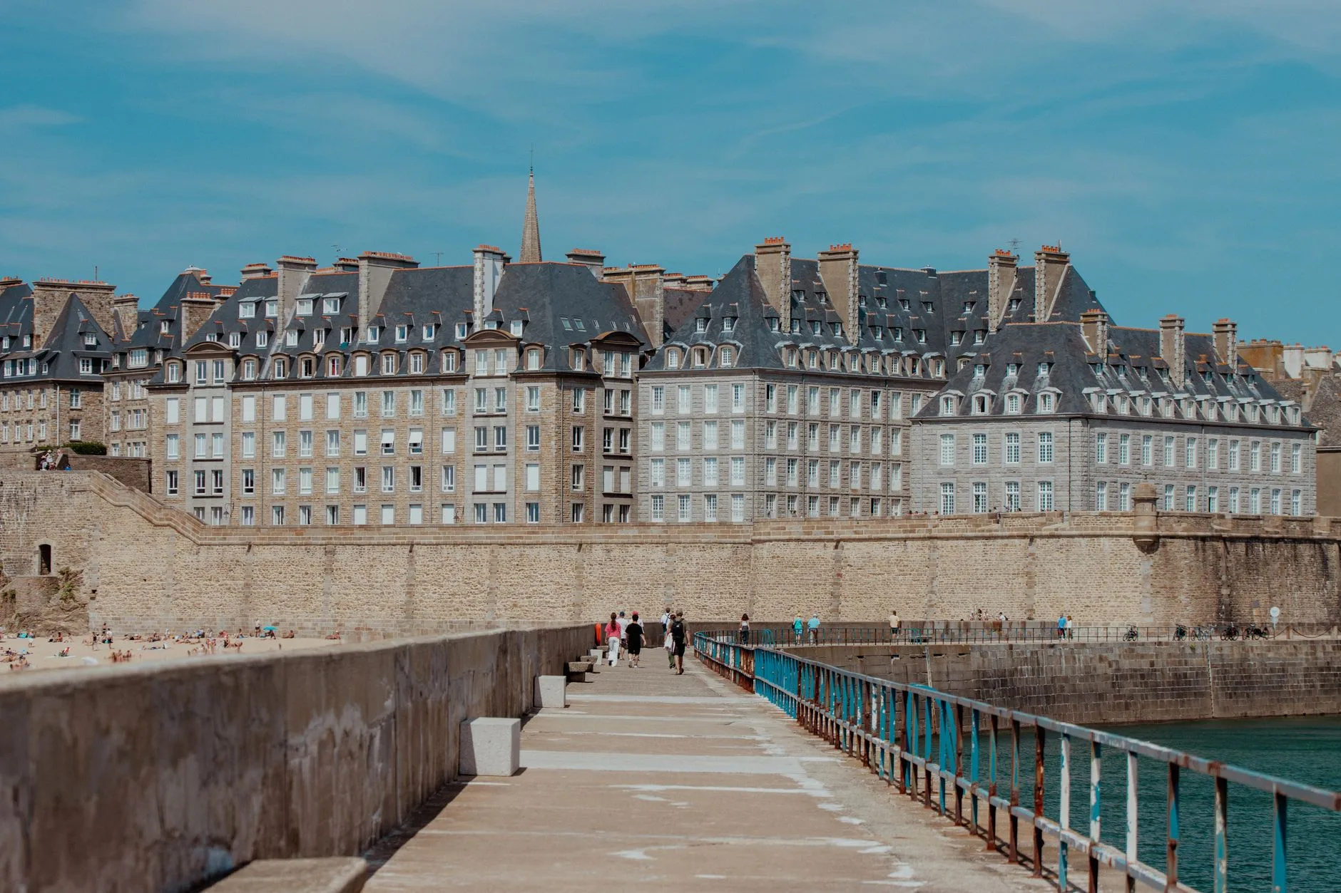 Les remparts : le tour incontournable