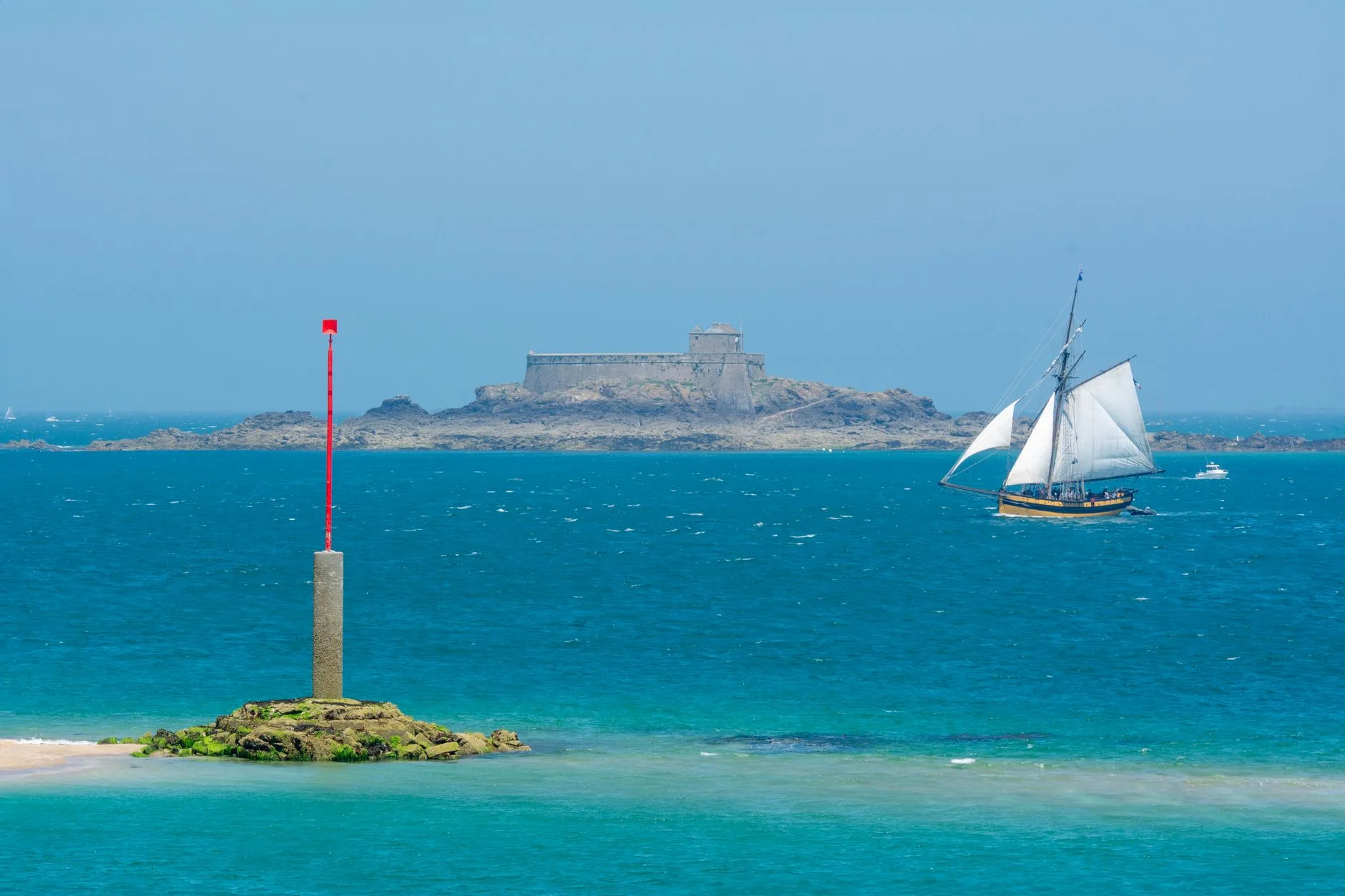 Remparts et toits d'ardoise de Saint-Malo face à la mer